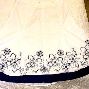 White and black skirt, size 10, 23 inches hidden zipper in back fully lined